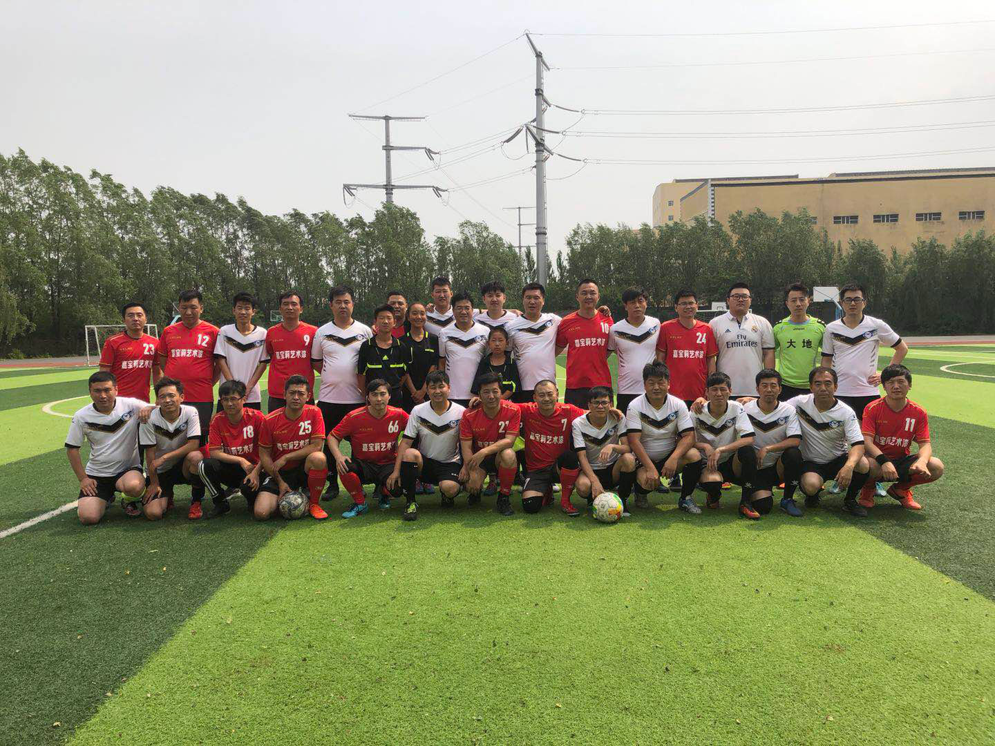 与兄弟单位足球比赛合影